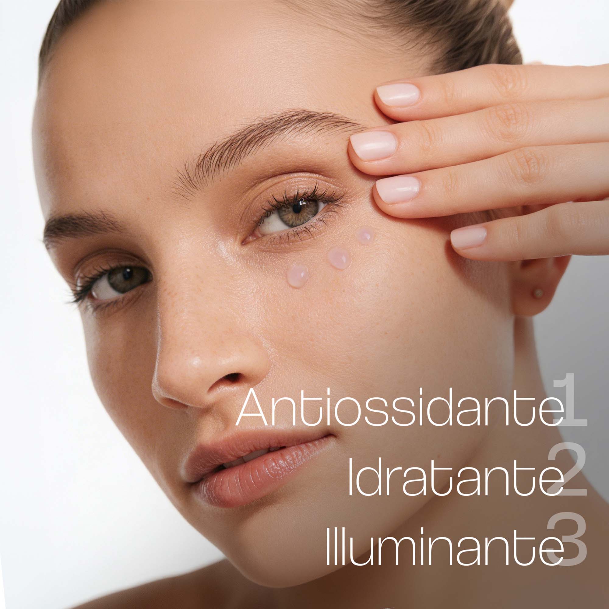 Visual editoriale ANTIOX ADVANCE con close-up viso e claim antiossidante