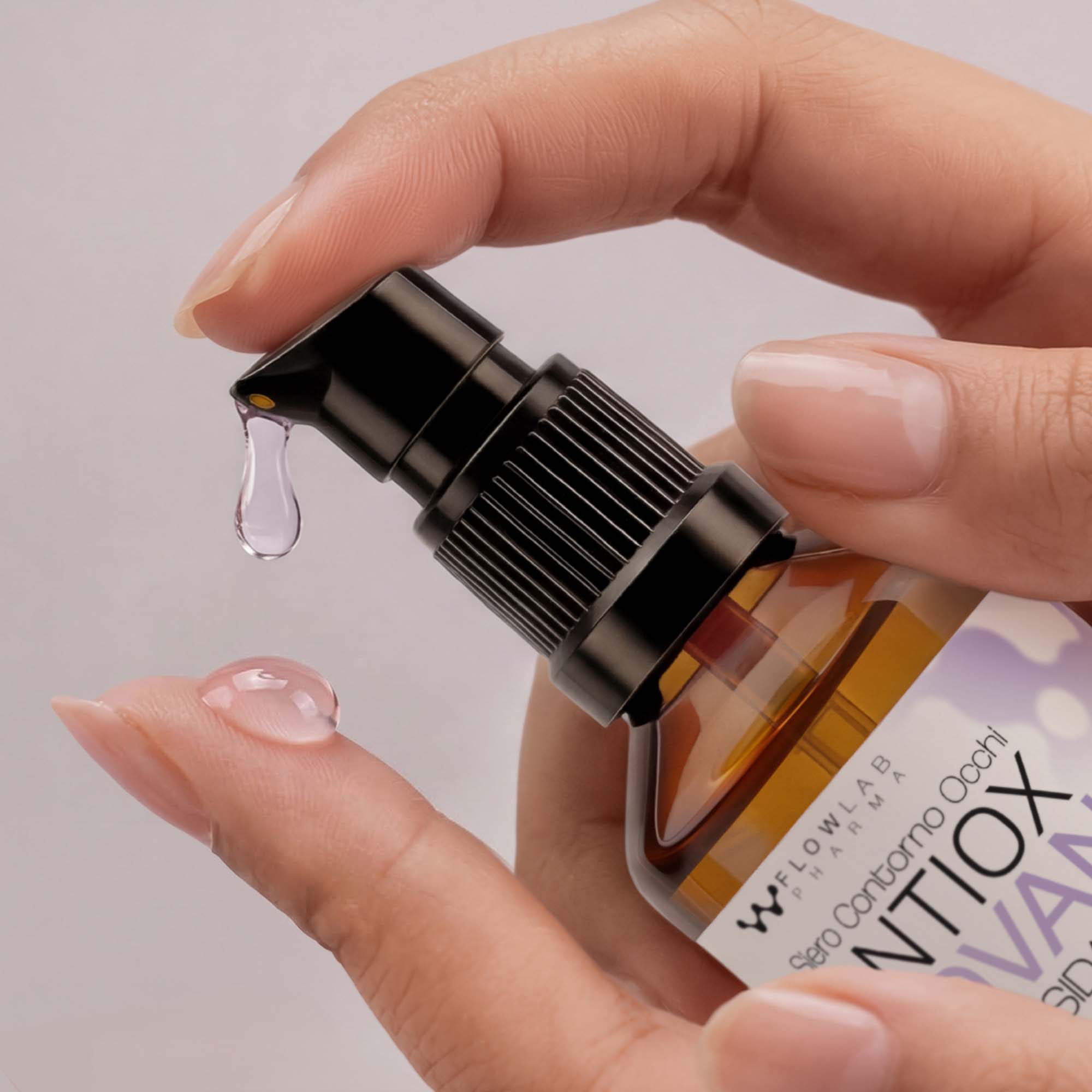 Applicazione di ANTIOX ADVANCE con close-up del dropper