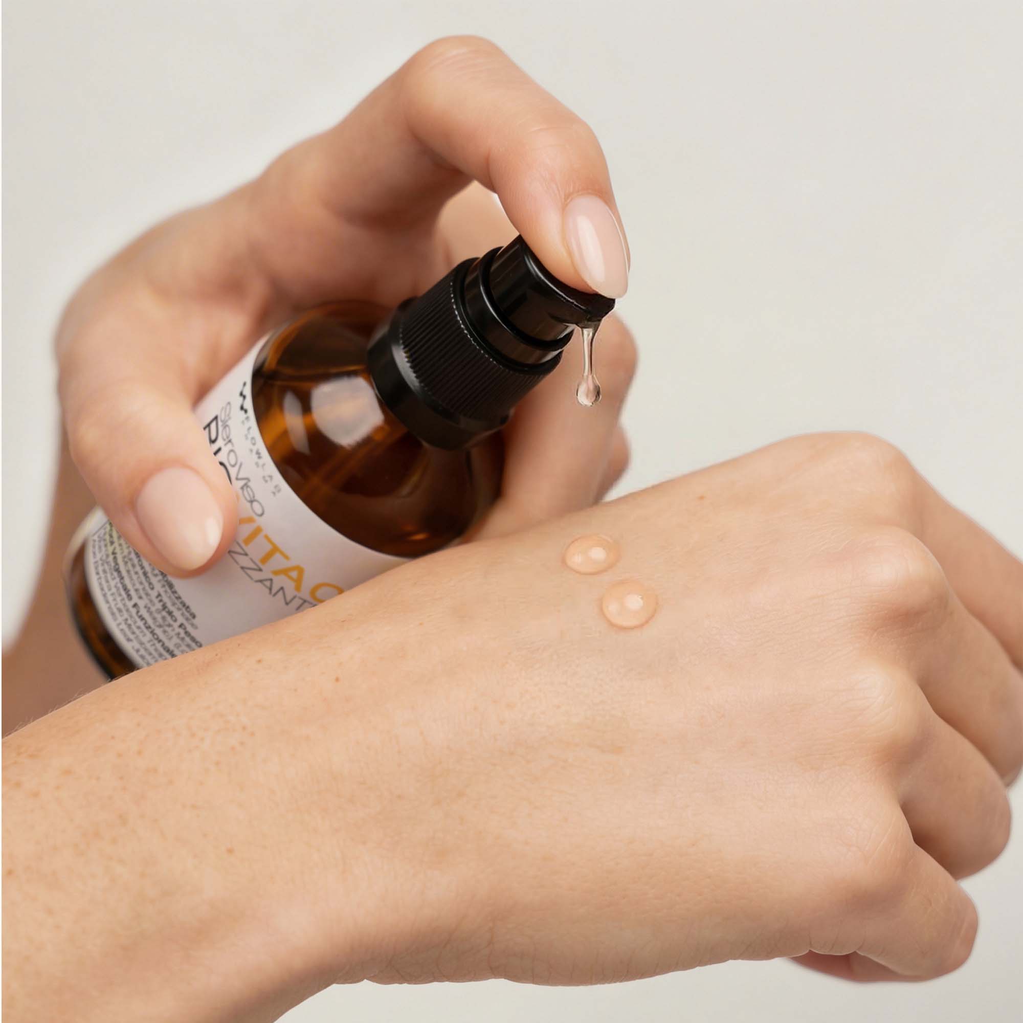 Applicazione del siero BIOVITA C sulla pelle