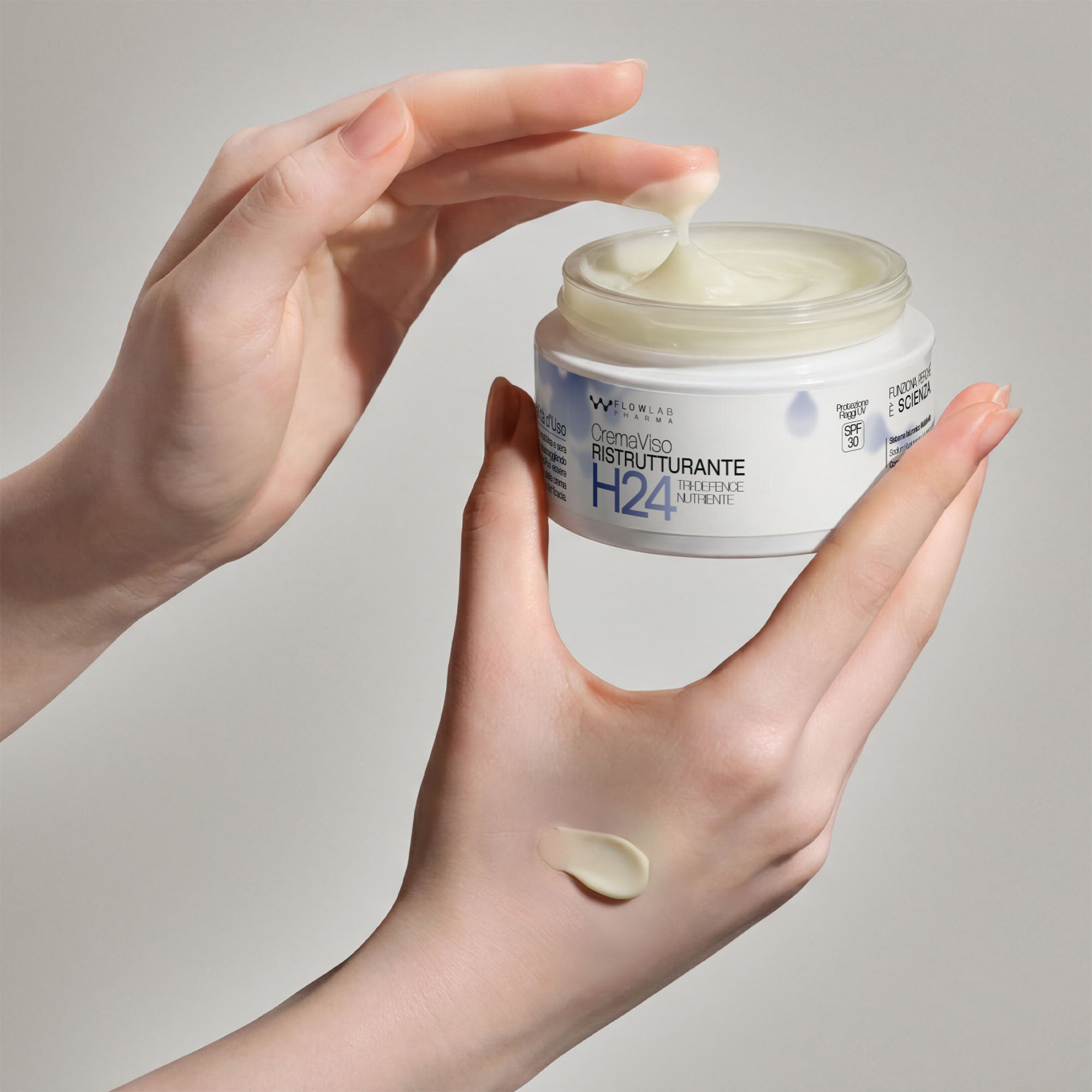 Applicazione della crema RISTRUTTURANTE H24 con close-up delle mani